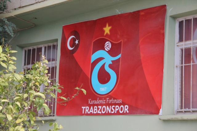 Trabzon&#039;un Çaykara ilçesinde 1964&#039;te yaşanan heyelan nedeniyle doğup büyüdükleri topraklardan göç ederek Hatay&#039;ın Kırıkhan ilçesine yerleştirilen Trabzonlular, Süper Lig&#039;de şampiyonluk yolunda ilerleyen takımlarına tam destek veriyor.