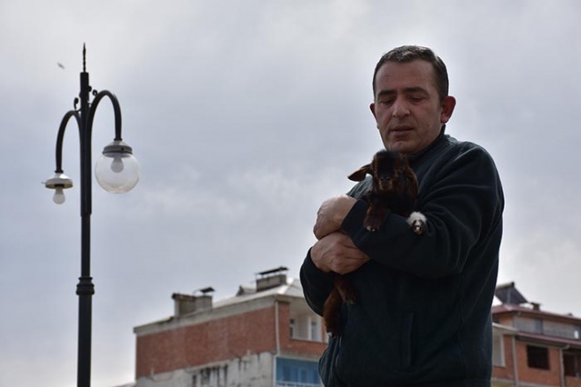 Trabzon&#039;da annesinin kabul etmediği 14 günlük oğlağı satın alan Çebi ailesi, altını bezleyip evlerinde bakımını üstlendikleri hayvanı biberonla besliyor.
Araklı Bayram Halil Devlet Hastanesinde temizlik görevlisi olarak çalışan 42 yaşındaki Hayati Çebi&#039;nin eşi Ayşe Çebi, ikiz doğum yapan komşularına ait keçinin bir yavrusunu kabul etmediğini öğrendi.
