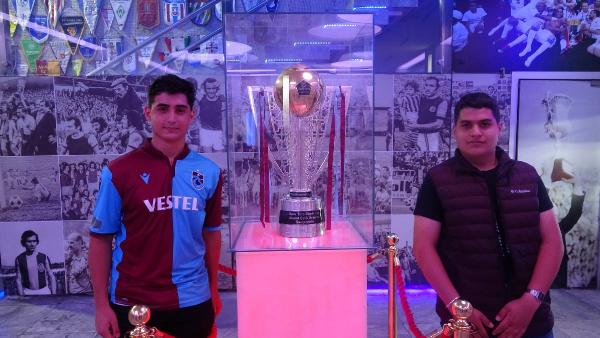 Trabzonspor’un 2021-22 Ahmet Çalık sezonu Süper Lig şampiyonluğu kupası Şamil Ekinci Müzesi’ndeki yerini aldı. Şampiyonluk kupasını yakından görmek isteyenler müzeye akın ediyor.