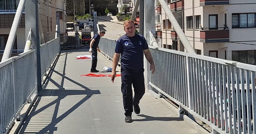 Yomra Belediye Başkanı Mustafa Bıyık, ilçe merkezinde izinsiz asılan ve görüntü kirliliğine neden olan afişleri toplattırdı. Belediye zabıta ekipleri tarafından tek tek toplanılan afişler imha edildi. 