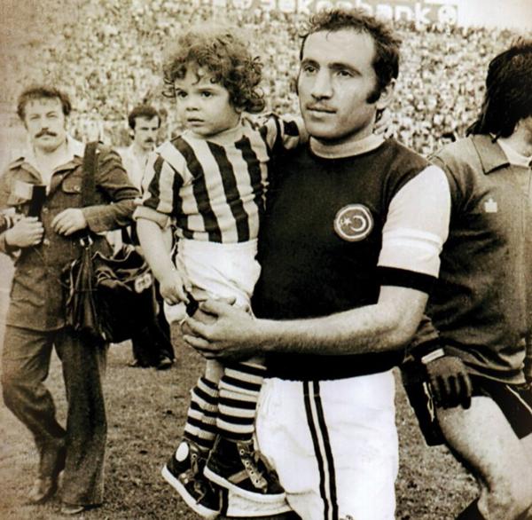 TRABZON'da Şamil Ekinci Müzesi’ni gezen Havva Püskül (77), 1977'deki Cumhurbaşkanlığı kupa töreninde çekilen, o dönem 1,5 yaşında olan ve geçen yıl koronavirüsten yaşamını yitiren oğlu Mustafa Uğur Püskül'ün, Trabzonspor’un eski kaptanlardan ‘Dozer Cemil’ lakaplı Cemil Usta’nın kucağındaki fotoğrafıyla karşılaştı. Püskül, oğlunun fotoğrafını görünce gözyaşlarını tutamadı.