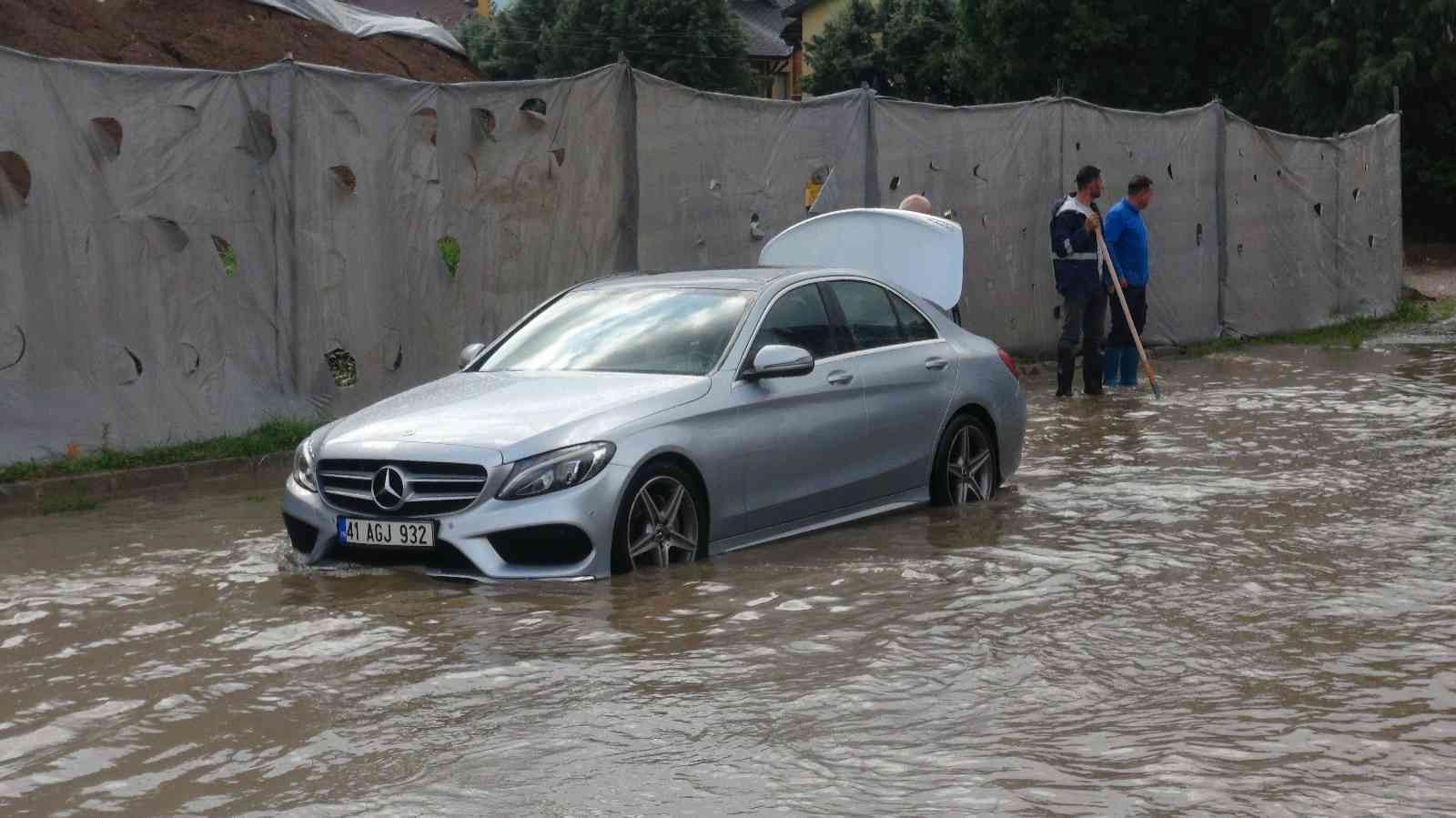 Cadde yağmur suyuyla doldu, milyonluk araç yolda kaldı - 61saat - TRABZON  HABER SAYFASI