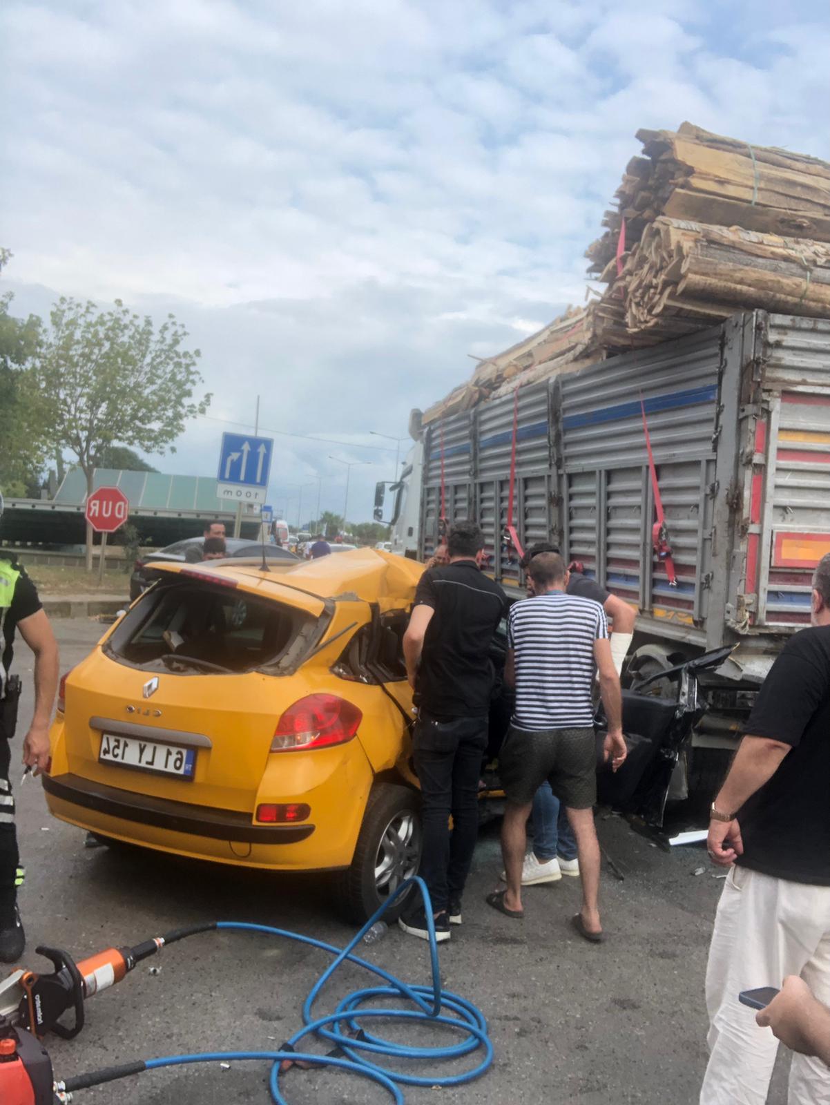 Trabzon’da feci kaza… Devlet Sahil Yolunda 6 araç birbirine girdi. Toplamda 2'si ağır 3 kişi yaralandı. 
