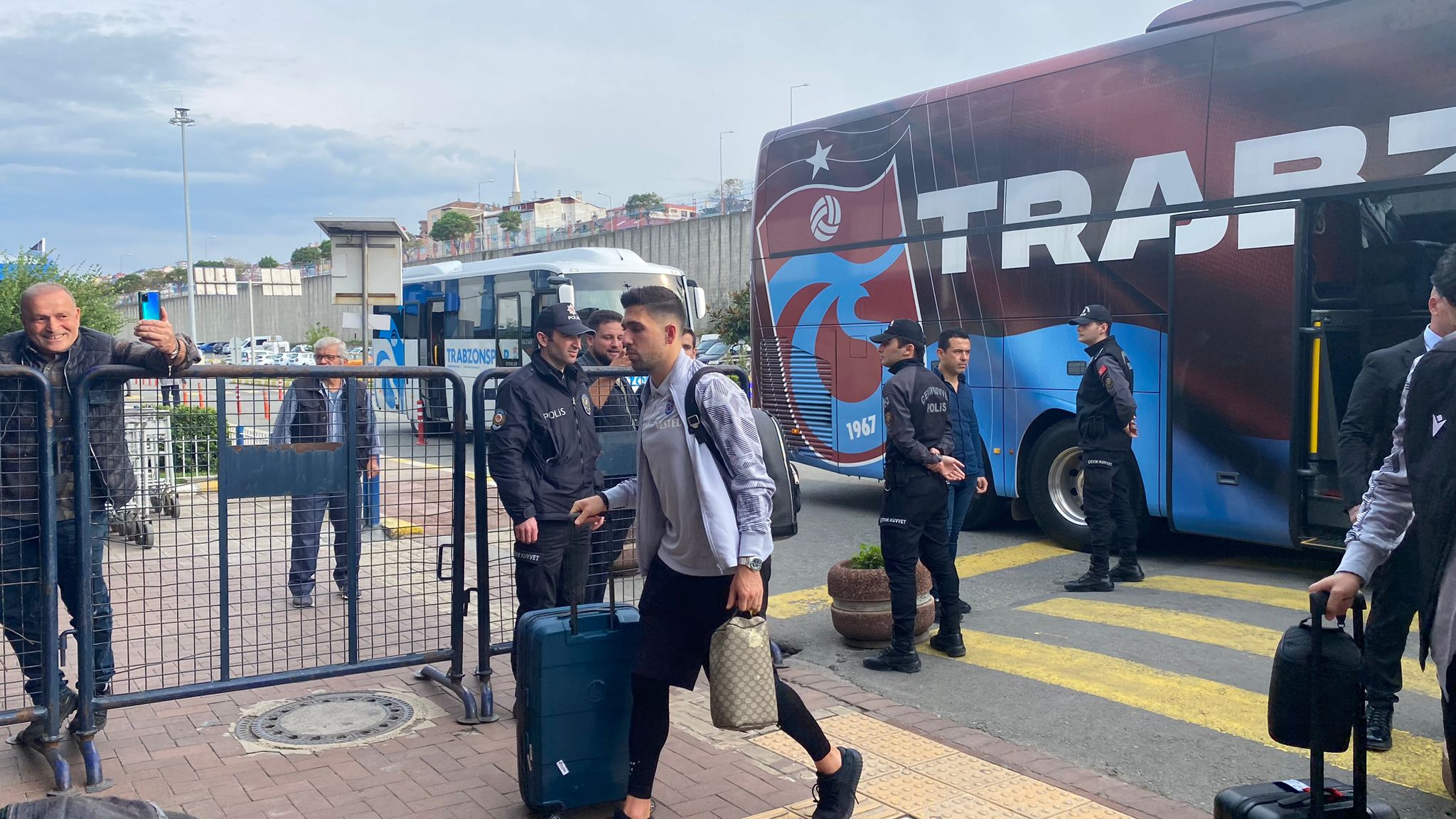 Süper Ligin 10. Haftasında Beşiktaş ile karşılaşacak Trabzonspor, bugün hava yoluyla İstanbul’a gitti. 
