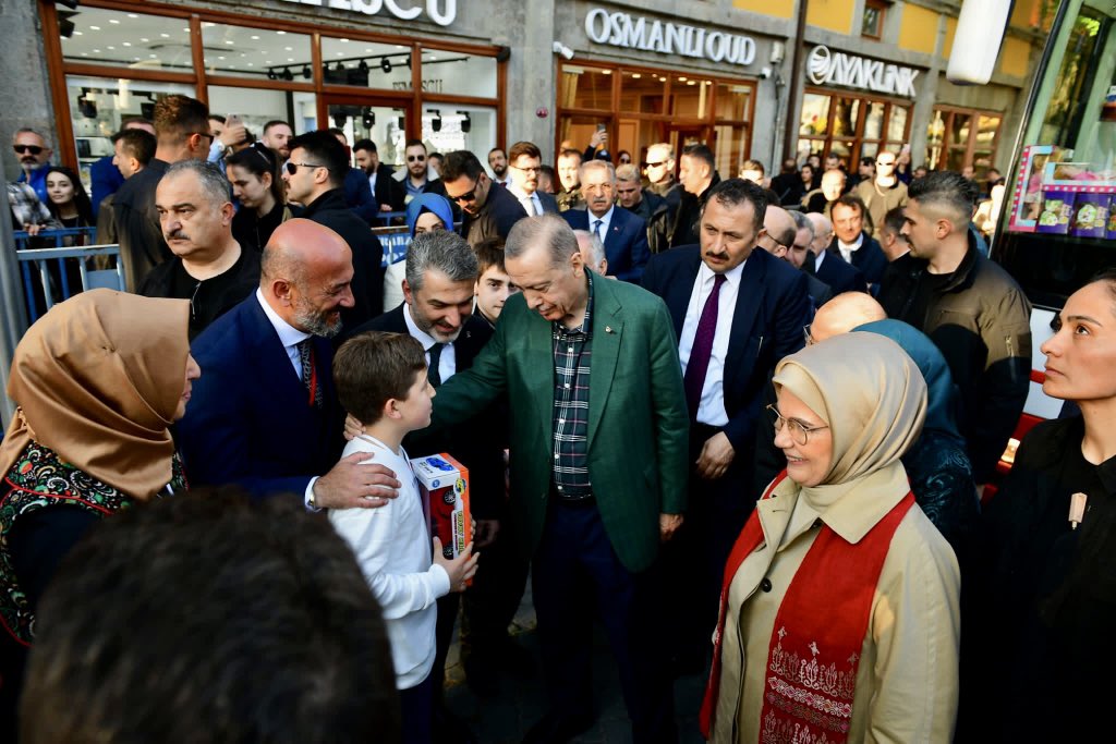 Trabzon'da on binlerce vatandaş meydana akın etti! Erdoğan coşkusu