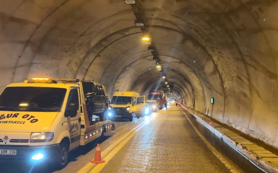 Artvin’de tünel girişinde heyelan: Yol trafiğe kapandı