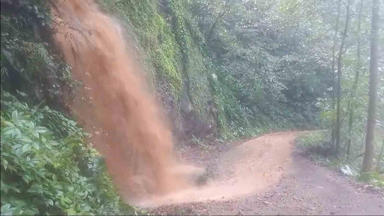 Rize’de heyelanda taş duvarın yıkıldığı anlar kamerada