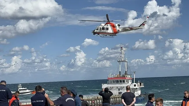 0X0 Son Dakika Kocaelide Kargo Gemisi Karaya Oturdu 7 Murettebat Helikopterle Kurtariliyor 1758183192748