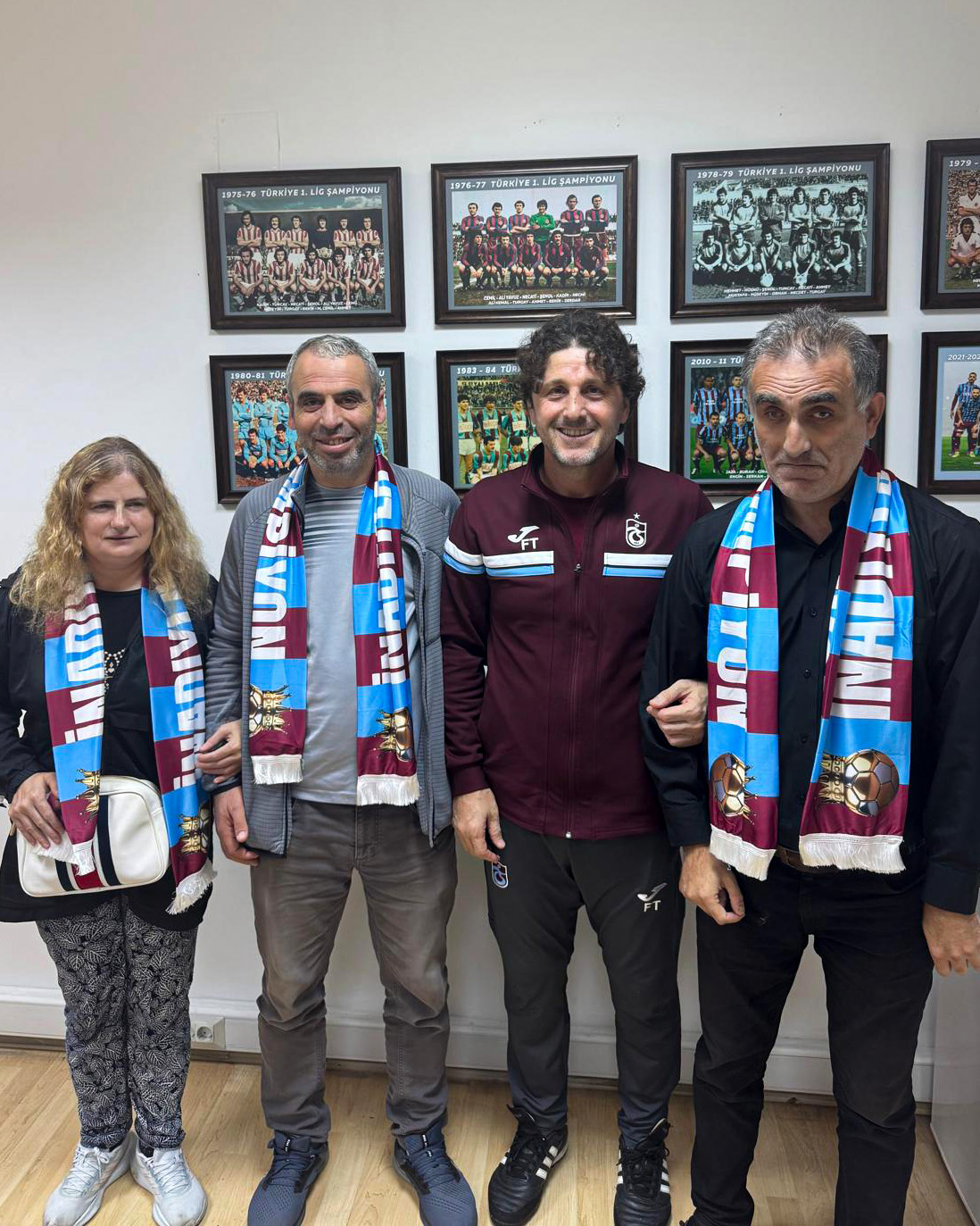 Görme Engelli Taraftarlarımızdan Teknik Direktörümüz Fatih Tekke’ye Ziyaret (1)