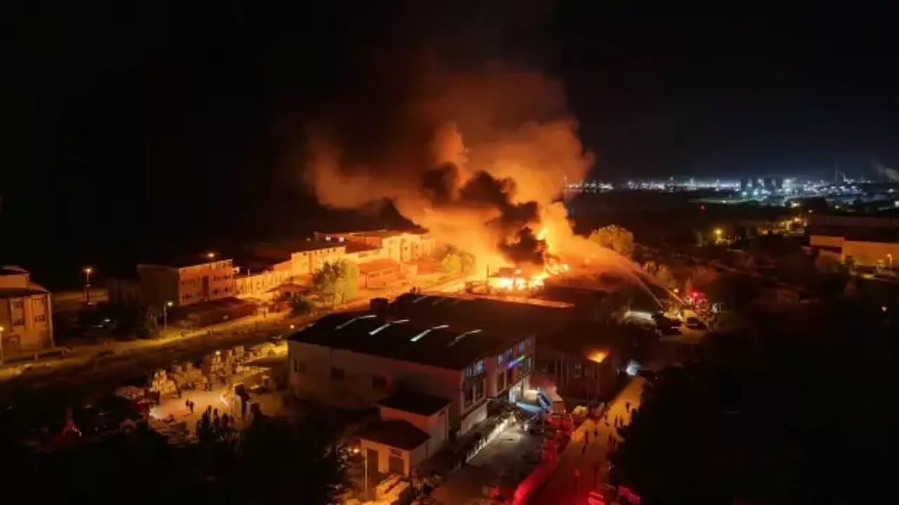 Samsunda Fabrika Yangini Havadan Goruntulendi 1758052334 9605