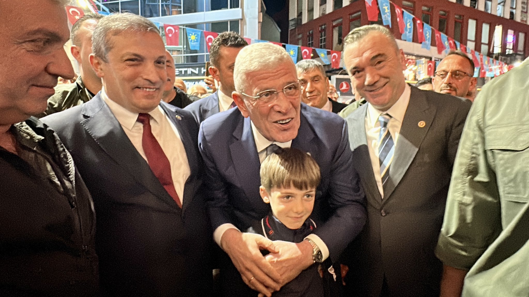 G6 Y R H K U X U A A Gn N Z