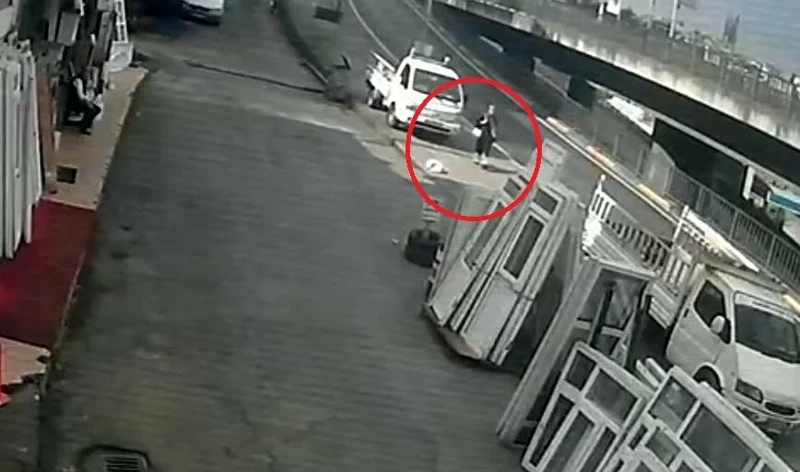 Kopekten Kacarken Otobusun Carptigi Qxmv