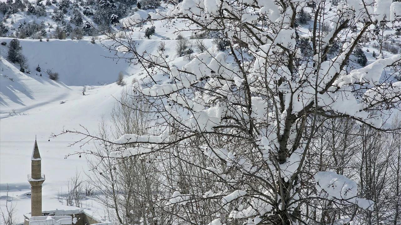 Sivasta Pusat Ozen Barajinin Yuzeyi Buz Tuttu