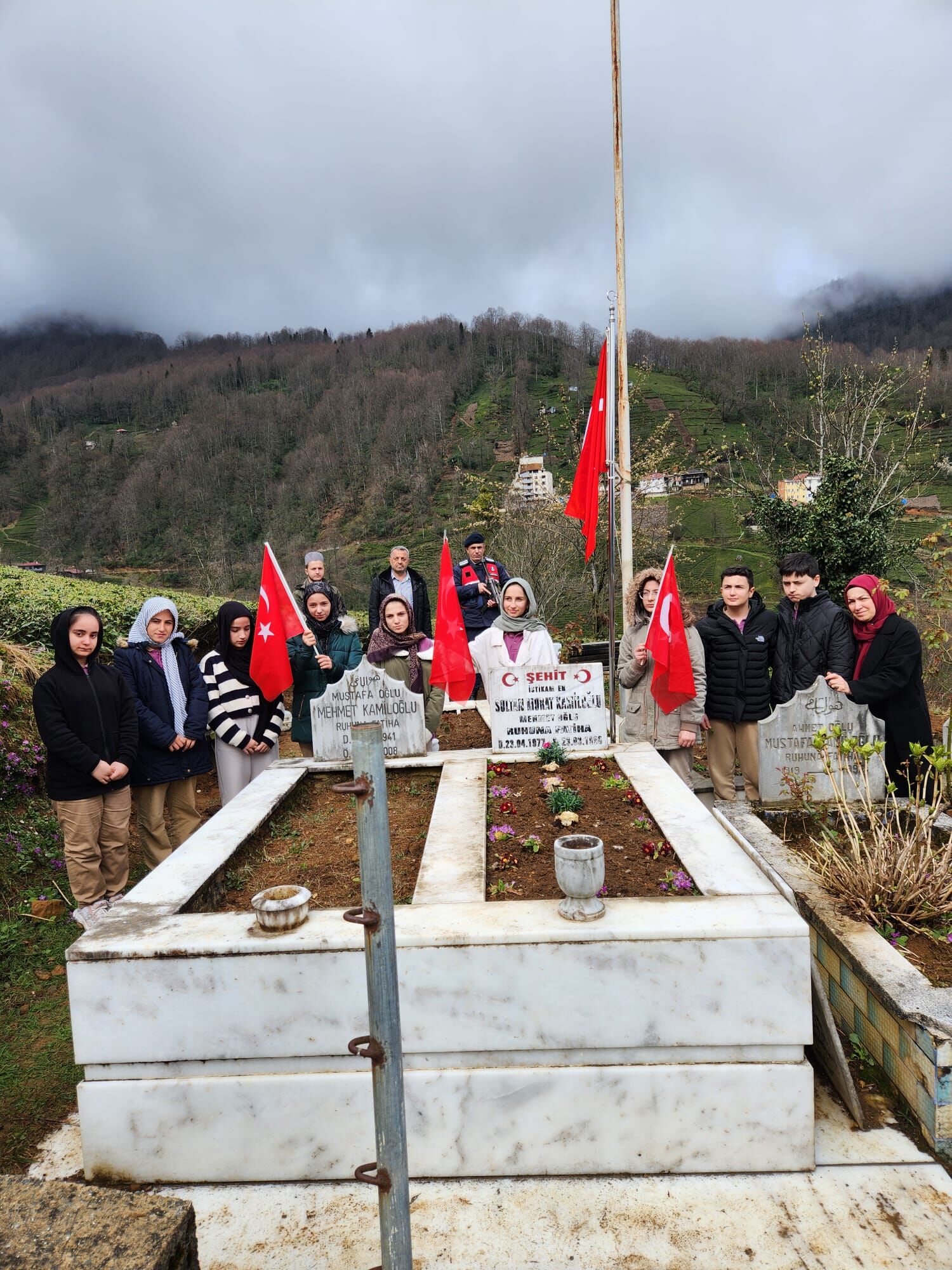 Hayrat'ta öğrenciler şehit mezarlarını ziyaret etti