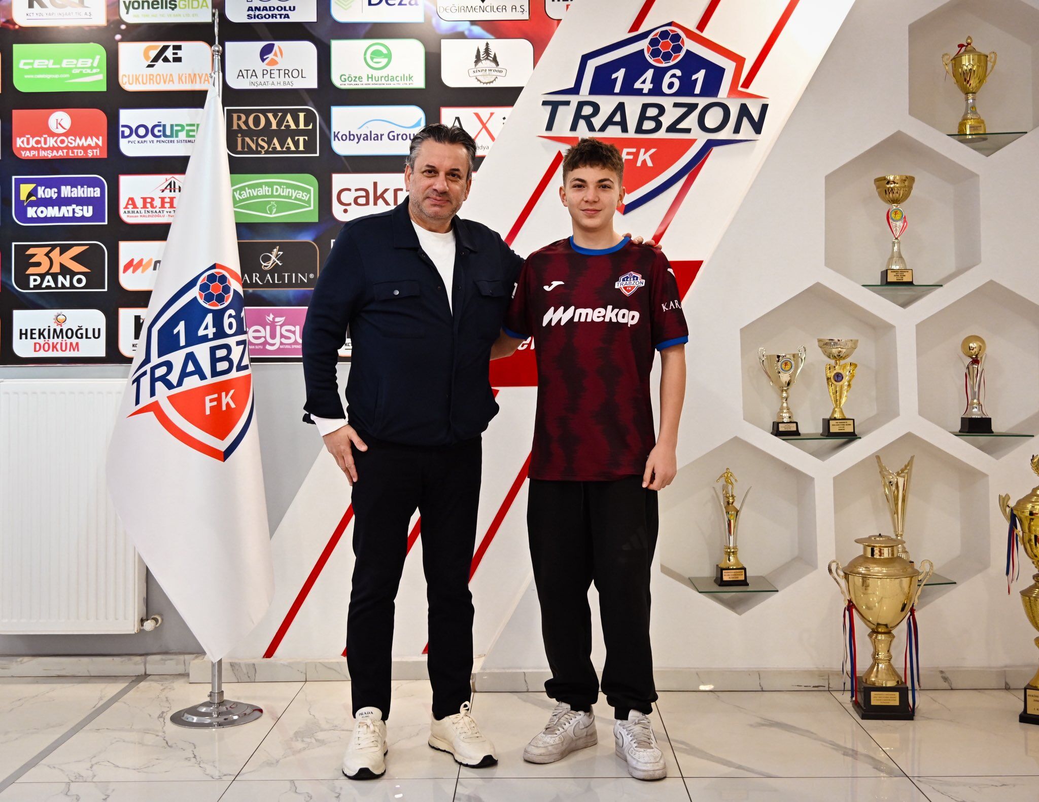 H Ee9C Dy X M A A Yuip