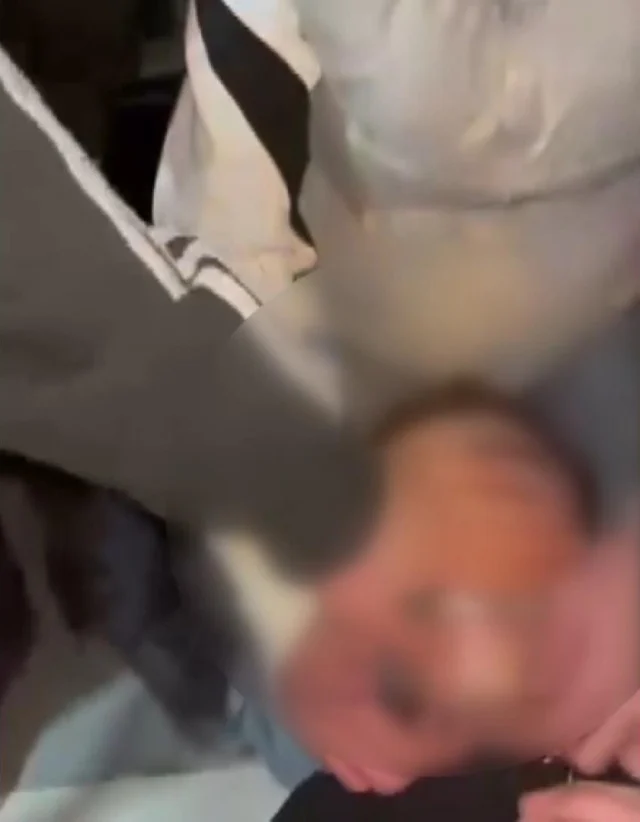 Kucuk Cocuk Marketten Aldigi Koli Bandiyla 19669607 7557 M