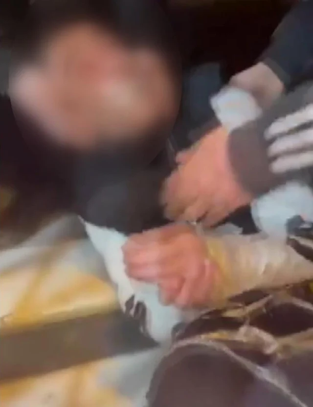 Kucuk Cocuk Marketten Aldigi Koli Bandiyla 19669607 9991 M