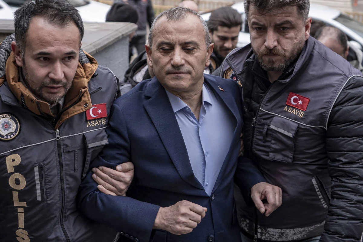 Eski Vali Tuncay Sonel Adliyeye Sevk Edildi.jpg