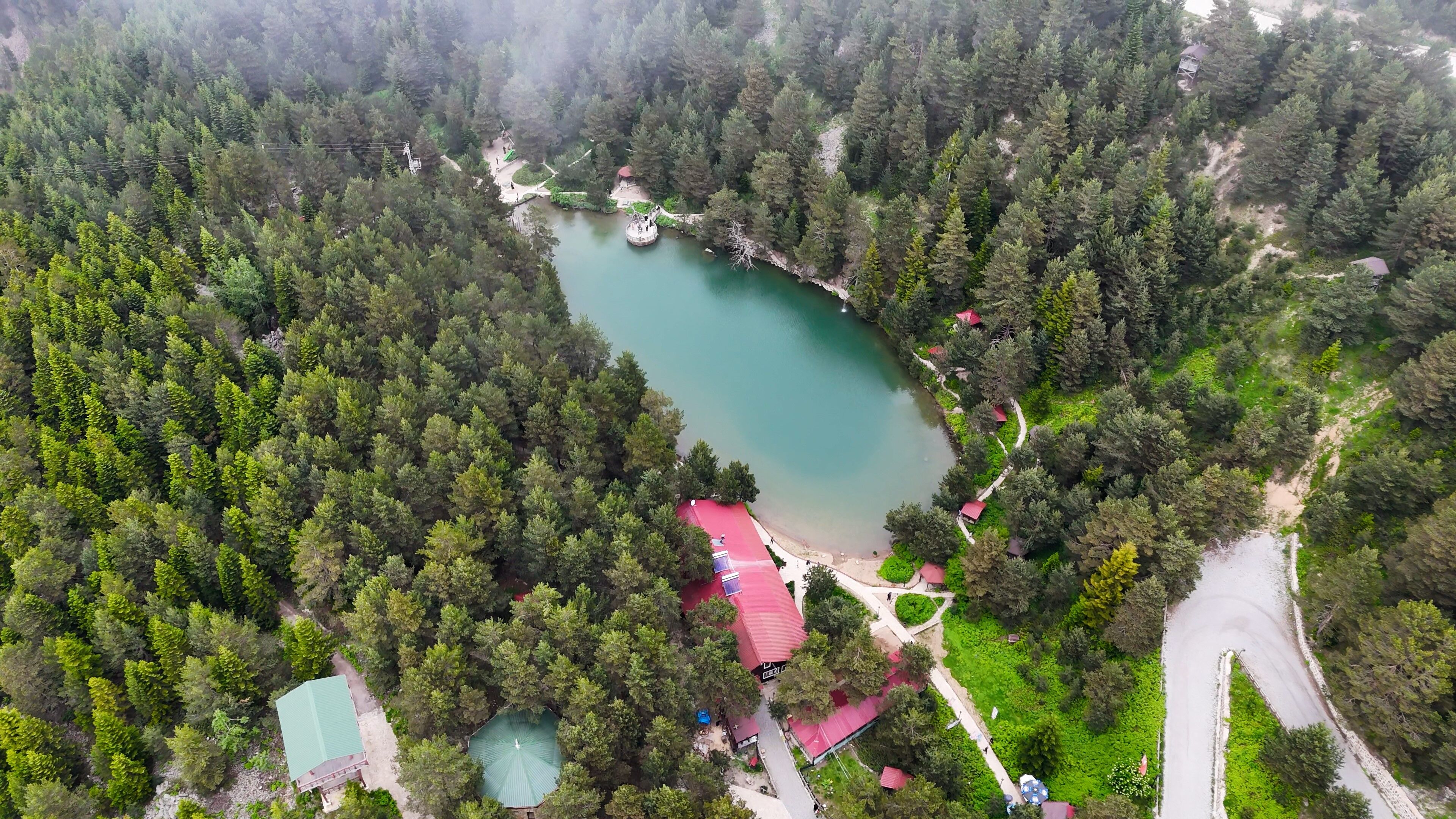 Limni Gölü Tabiat Parkı yaz ortasında ziyaretçilerini sis ve serin havayla karşılıyor