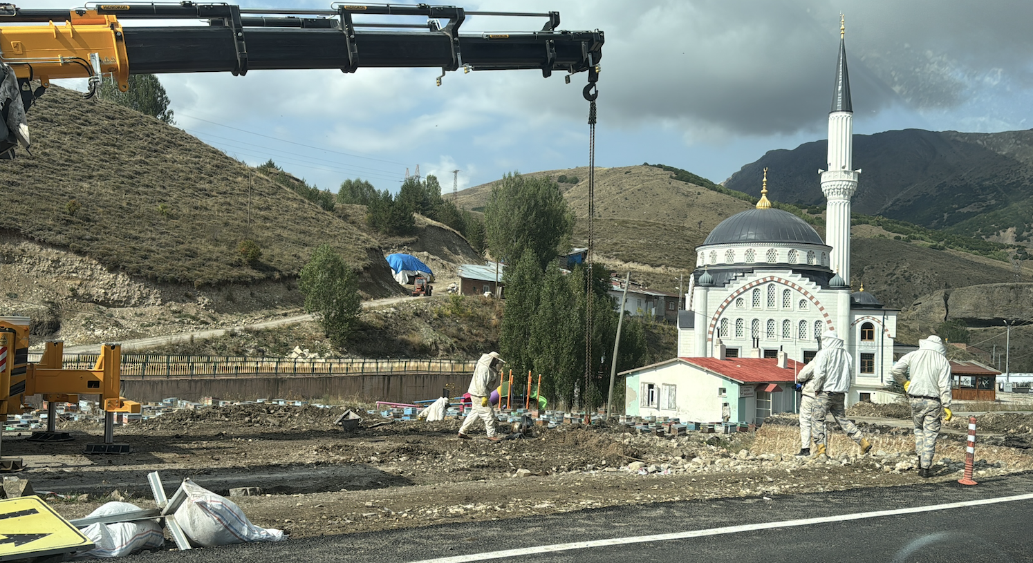 Bayburt'ta menfez inşaatına devrilen arı kovanı yüklü tırın sürücüsü yaralandı