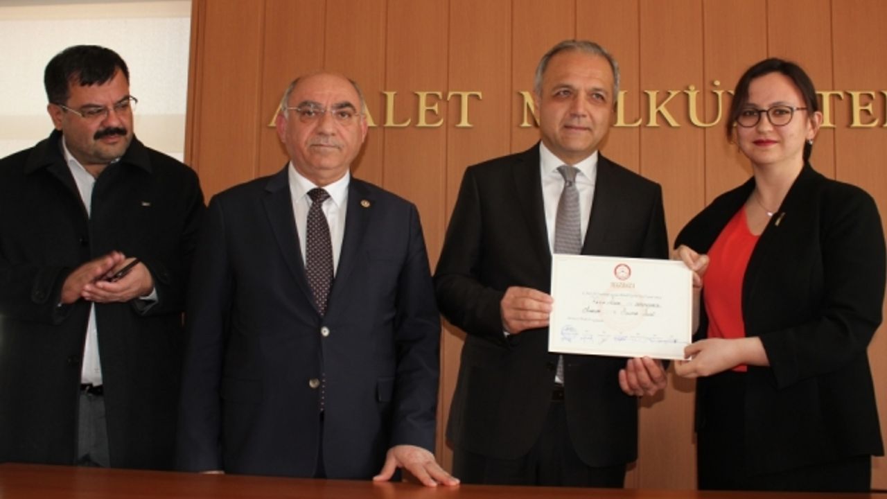 Suluova Belediye Başkanı Üçok, mazbatasını aldı
