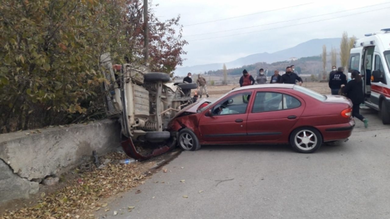 Amasya'da iki otomobil çarpıştı: 6 yaralı
