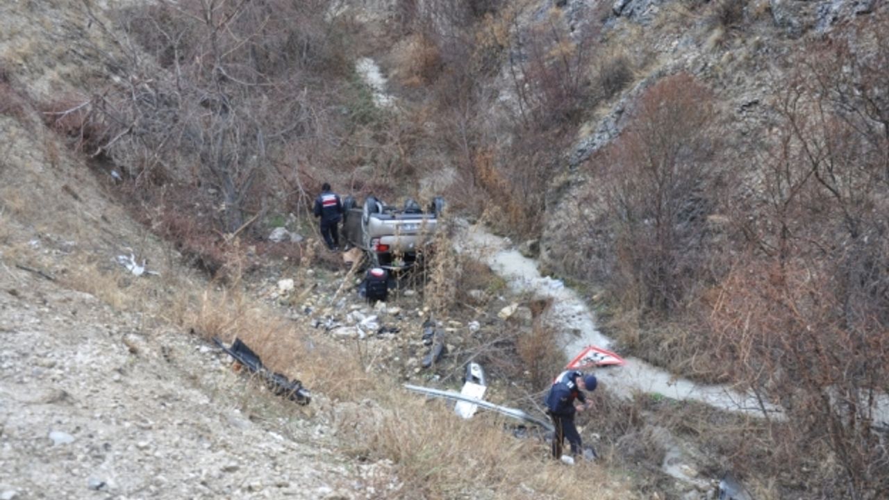 Amasya'da otomobil yamaçtan devrildi: 4 yaralı