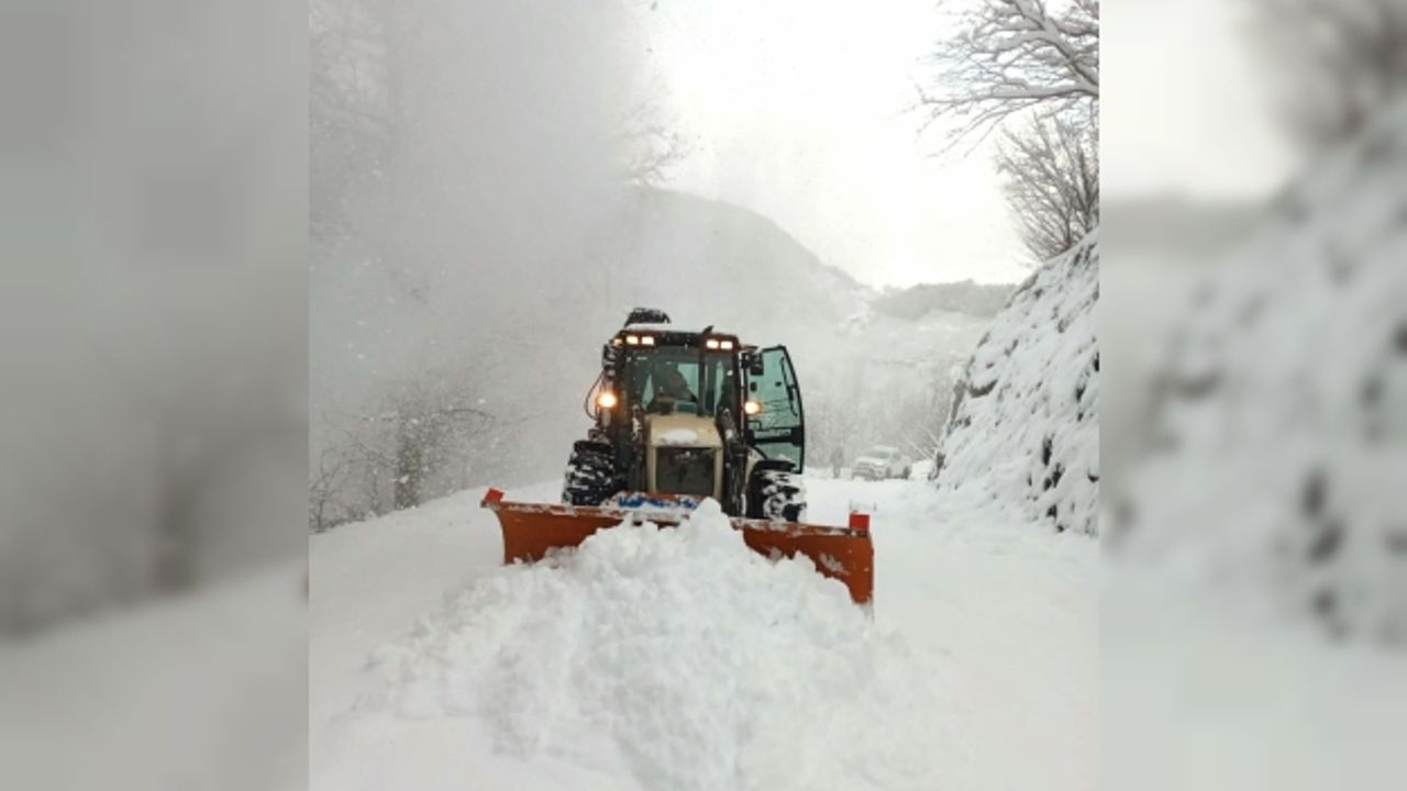 Batı Karadeniz'de kar yağışı nedeniyle 634 köy yolu ulaşıma kapandı
