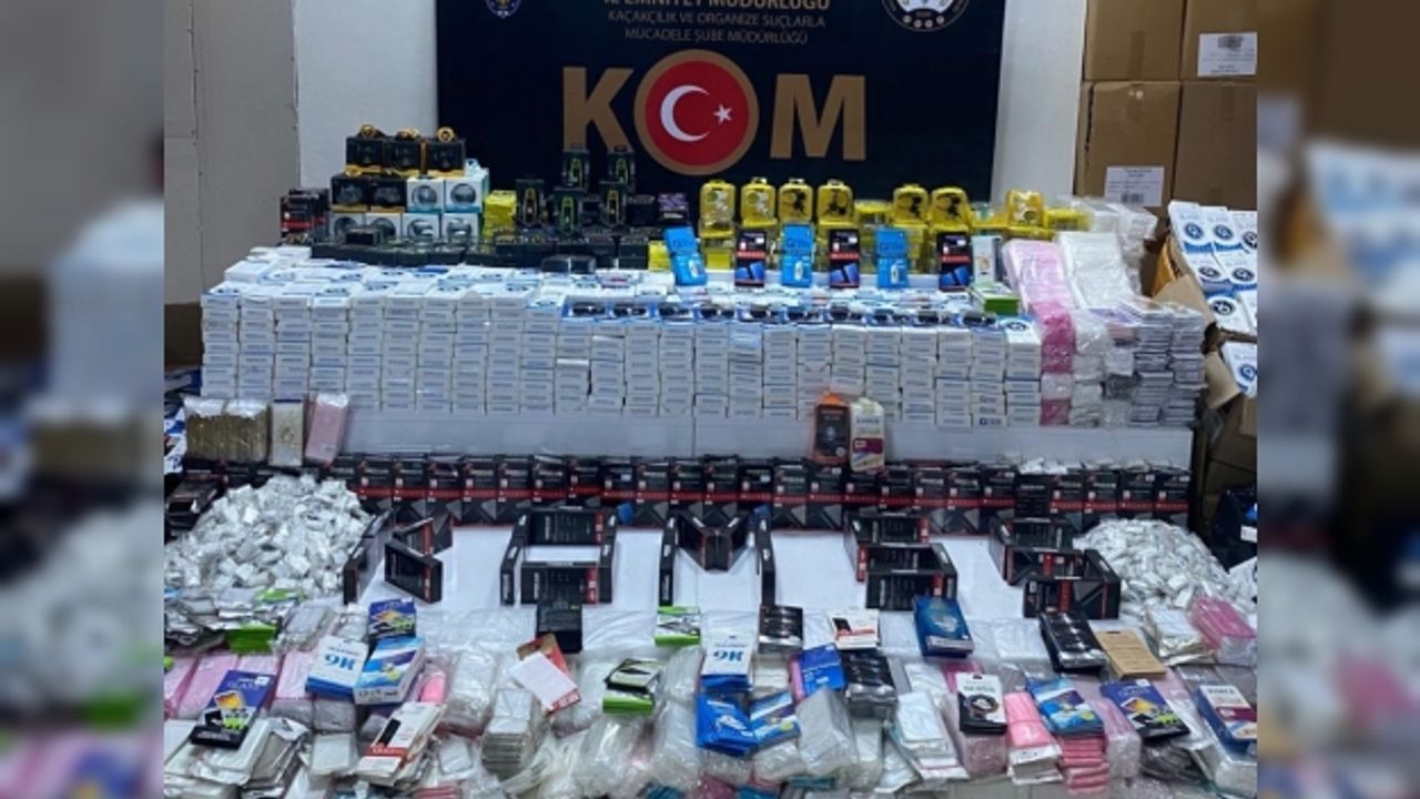 Samsun'da 23 bin 501 adet faturasız cep telefonu aksesuarı ele geçirildi