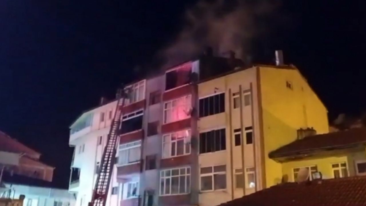 Bartın'da apartmanın çatısında çıkan yangın söndürüldü