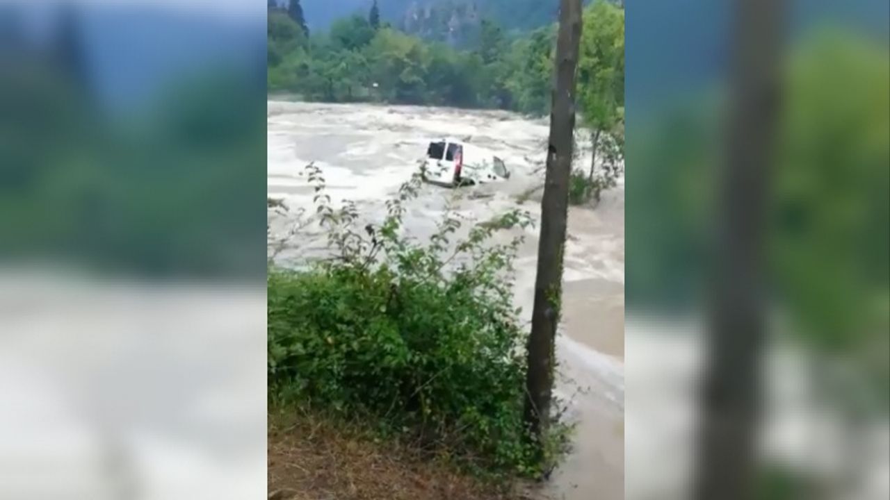 Aracının sele kapıldığını gören kadın, gözyaşlarına boğuldu - TRABZON