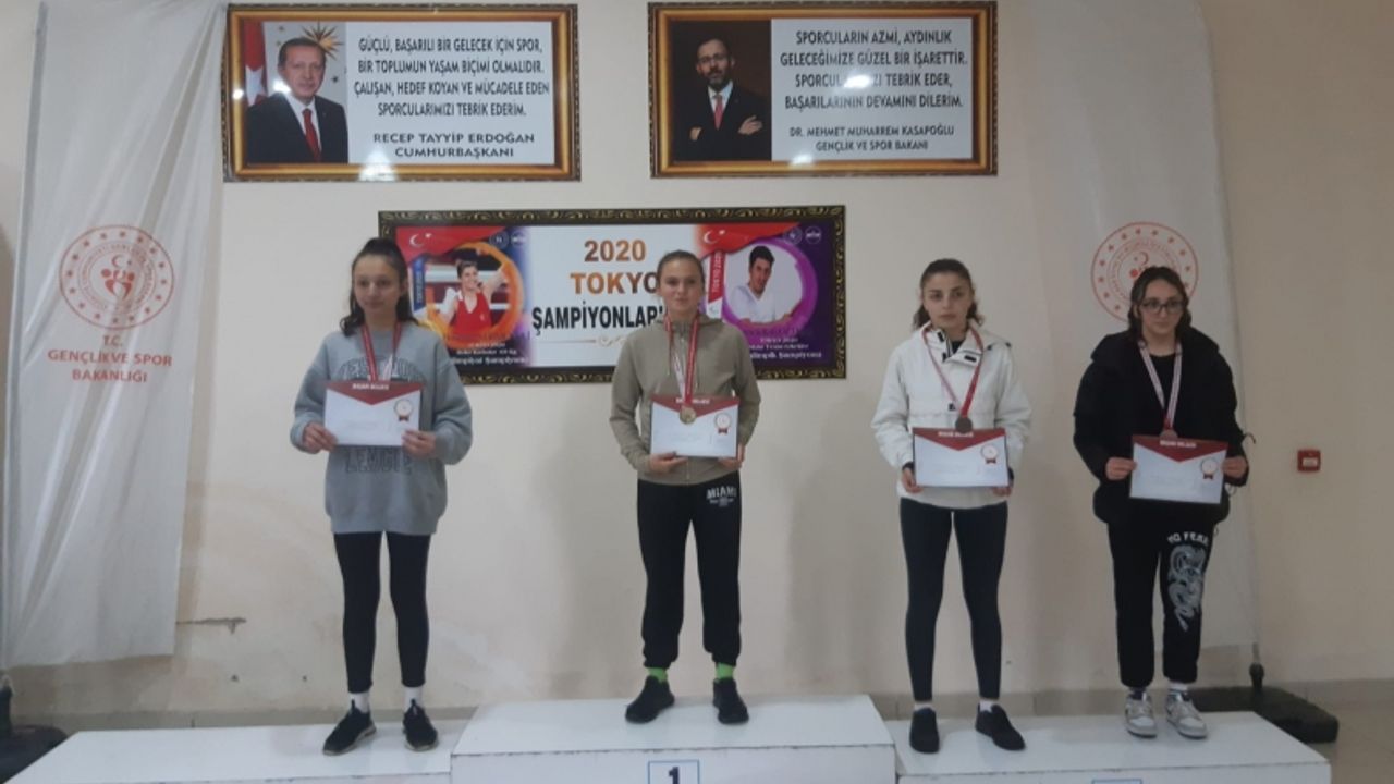 Trabzon'da ortaokul ve lise öğrencilerinin katıldığı atletizm müsabakaları nefes kesti