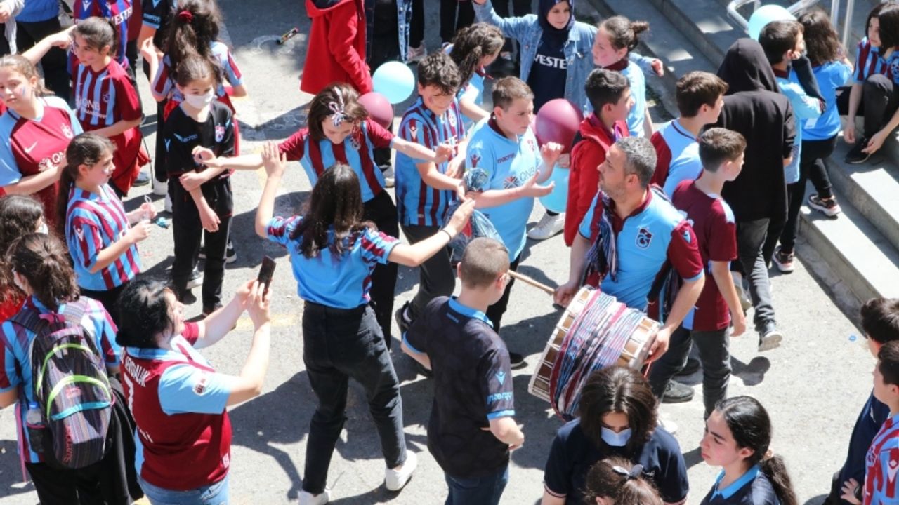 Ortahisar M.Akif Ersoy Ortaokulu öğrencilerinden şampiyonluk kutlaması