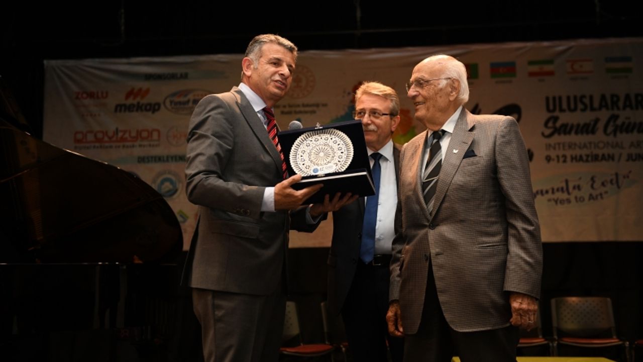 Trabzon Sanatevi’nden Trabzon Arsin OSB’ye Plaket
