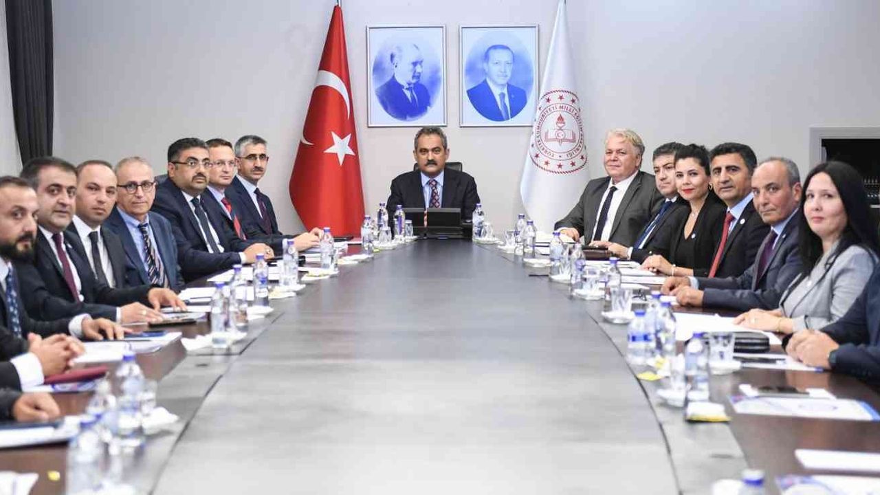 Bakan Özer, özel eğitim ve rehabilitasyon merkezleri dernek ve federasyon başkanlarını kabul etti