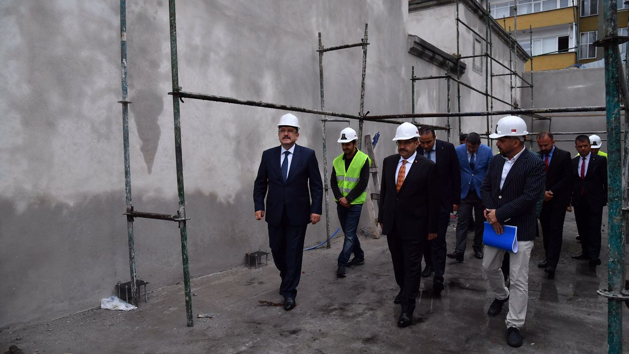 Başkan Genç, Vali Ustaoğlu’na Hasanpaşa Hamamı’ndaki restorasyon çalışmalarını anlattı