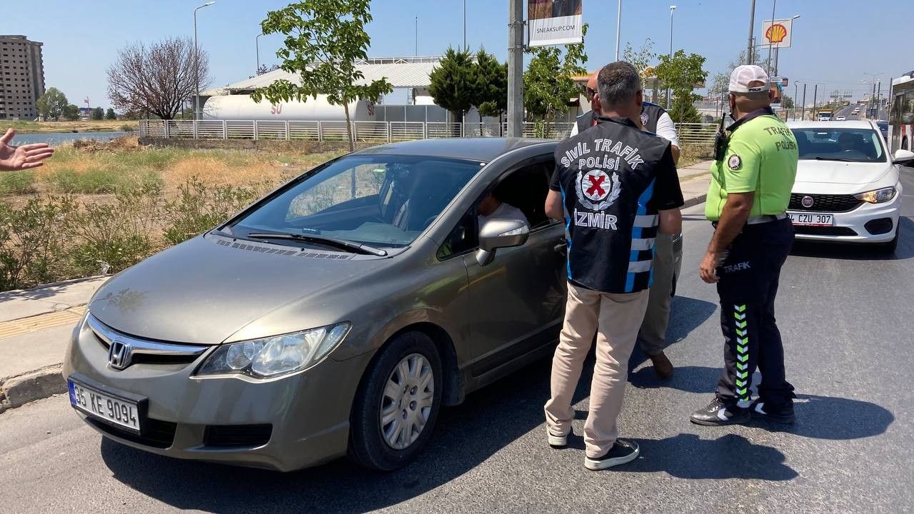 700 liraya Çeşme’ye götürecekti, sivil trafik ekiplerine kıskıvrak yakalandı