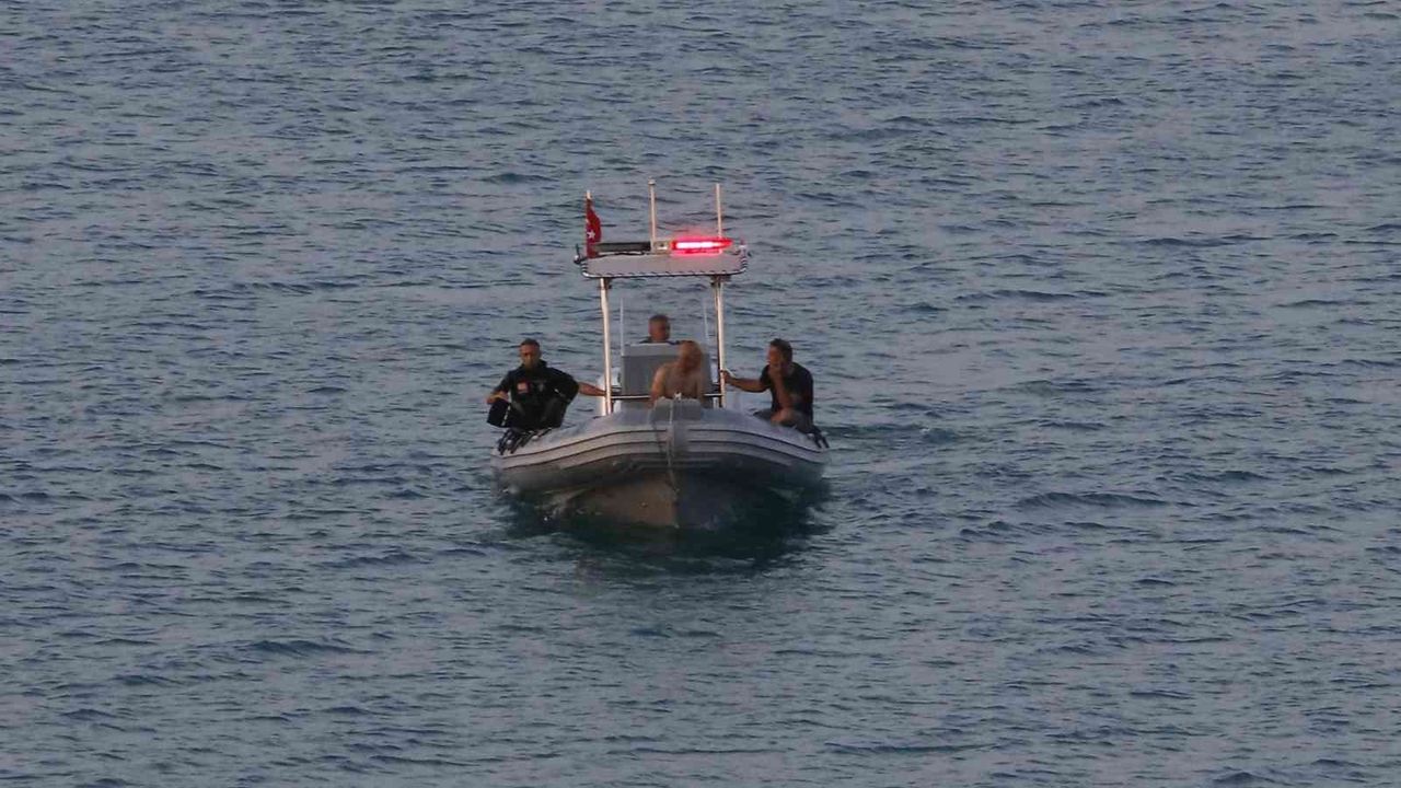 Adana’da alabora olan yelkenliden göle düşen kişi kayboldu