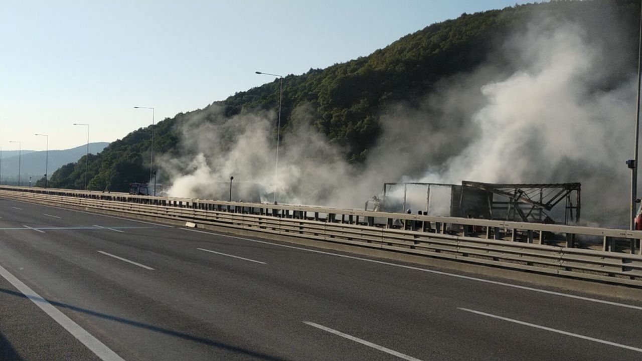 Anadolu Otoyolu'nun Bolu Dağı kesiminde tankerle tırın çarpışarak yandığı kazada sürücüler yaralandı