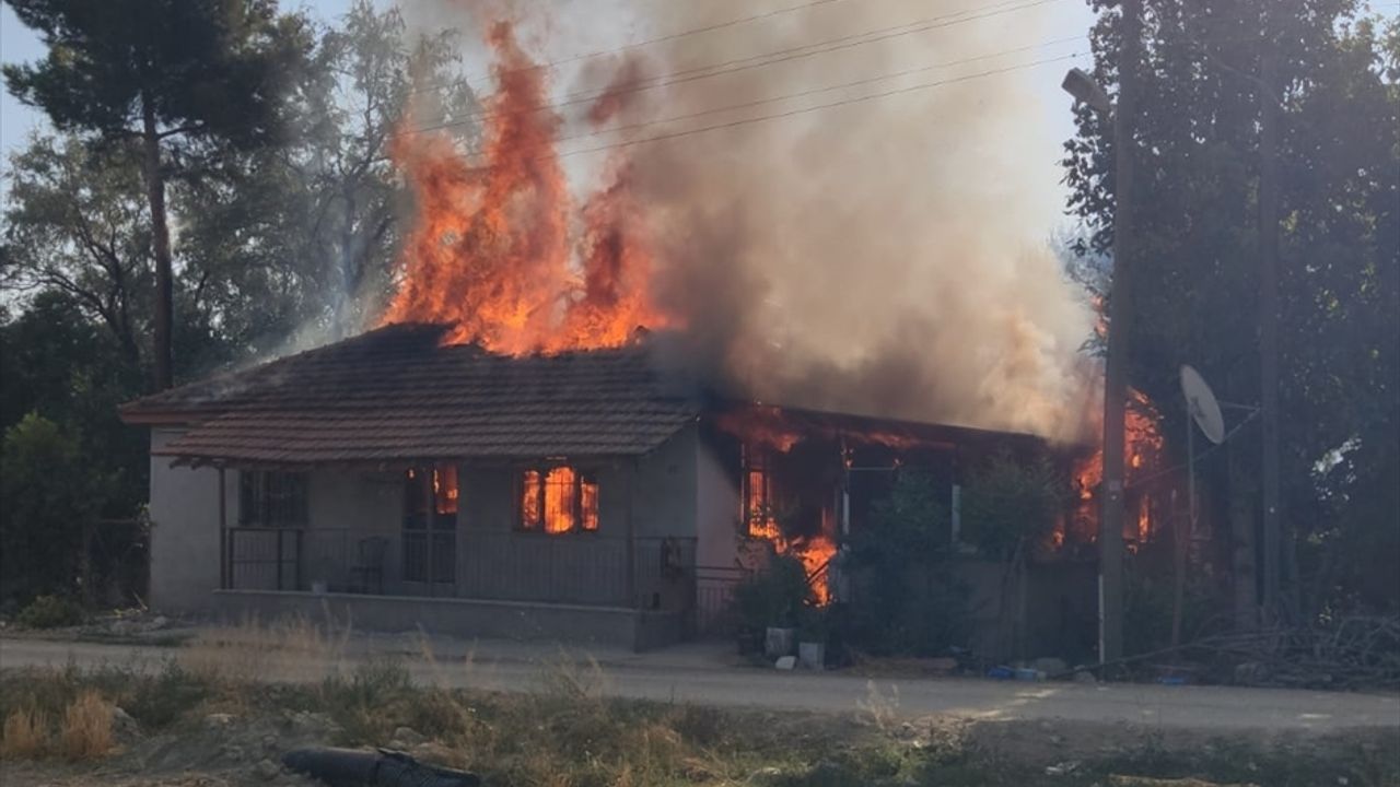 ANTALYA - Tek katlı evdeki yangını itfaiye ekipleri söndürdü