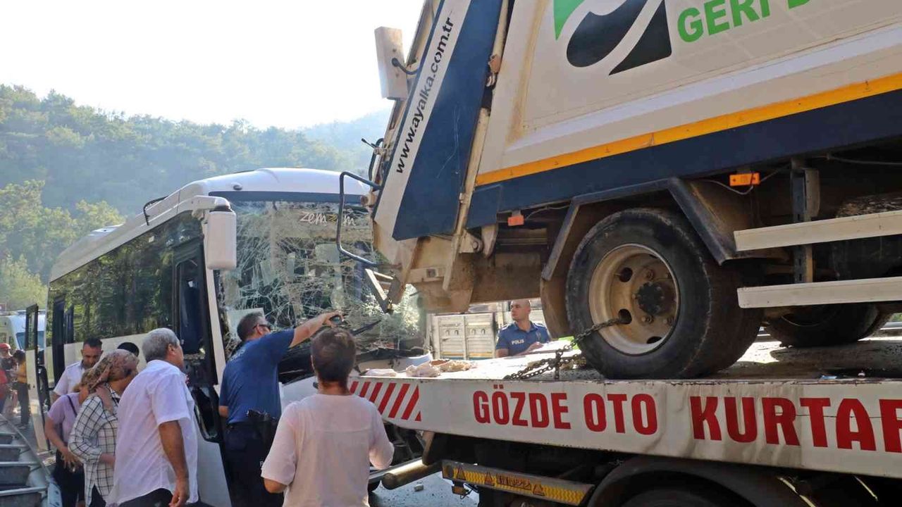 Antalya’da otel servis midibüsü kamyon yüklü çekiciyle çarpıştı: 4’ü ağır 27 yaralı