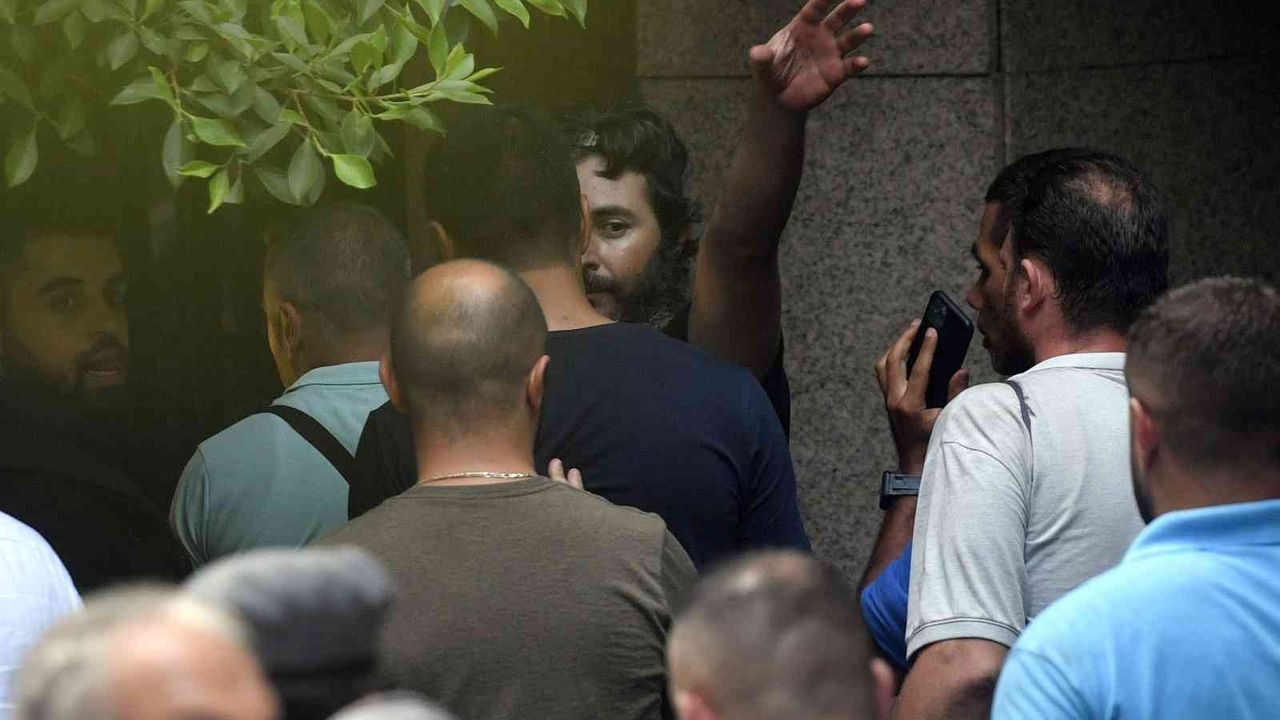 Beyrut’ta bankadaki parasını çekemeyince 6 kişiyi rehin alan zanlı serbest bırakıldı