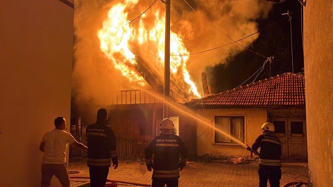 Bolu’da, 2 katlı ahşap ev alev alev yandı