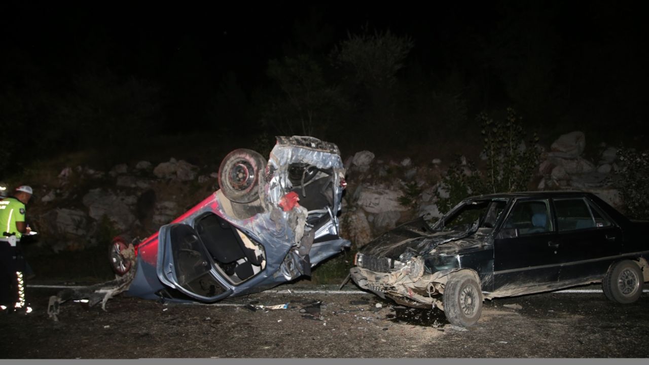 Dört aracın karıştığı trafik kazasında 3 kişi öldü, 5 kişi yaralandı