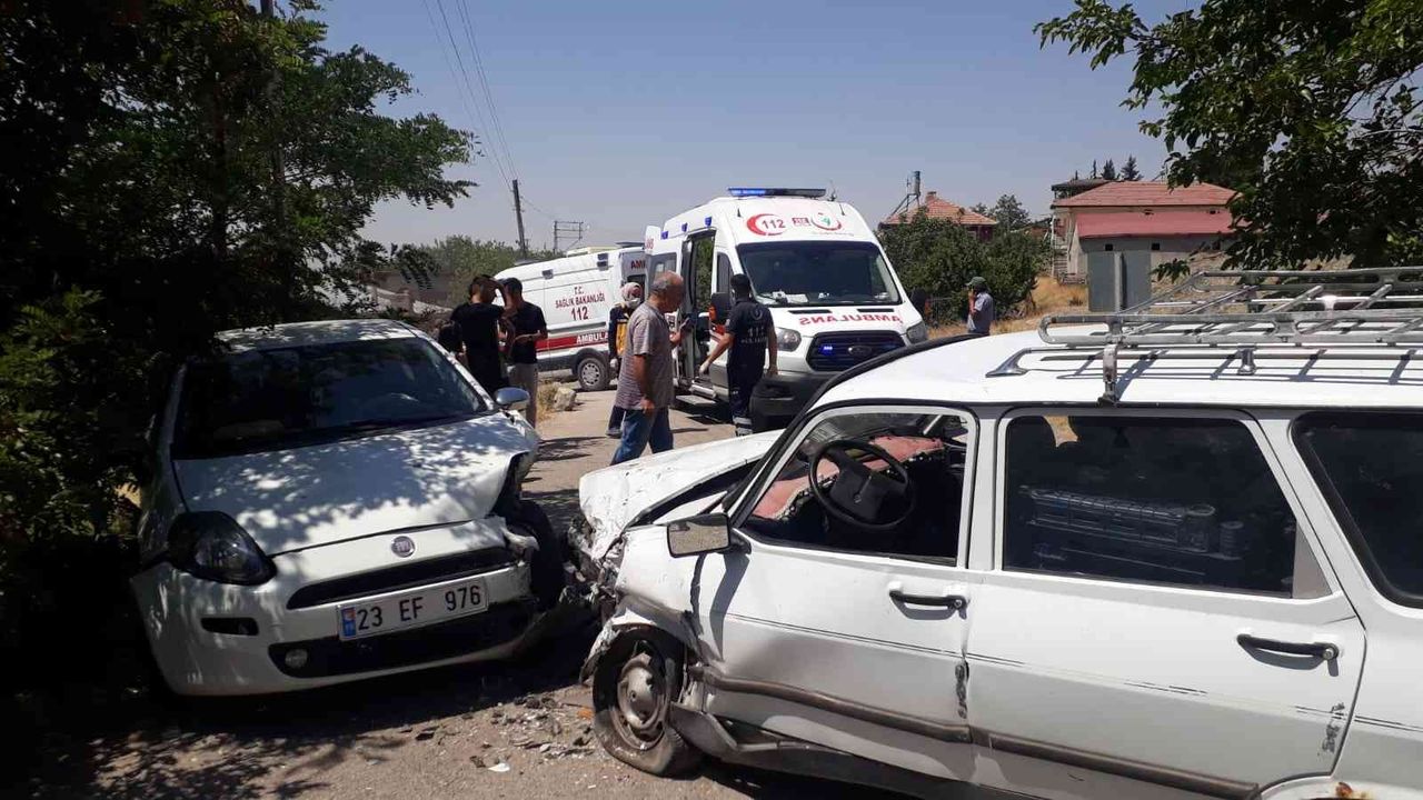 Elazığ’da iki otomobil kafa kafaya çarpıştı: 4 yaralı