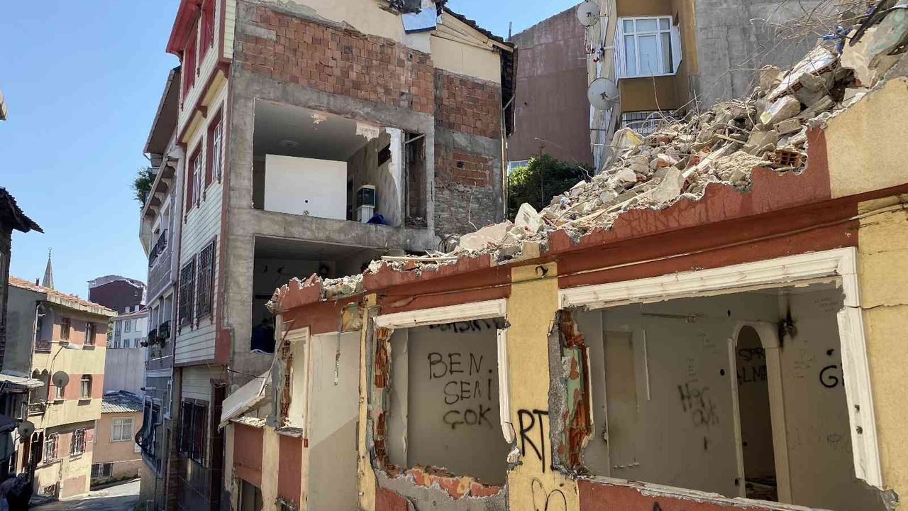 Fatih’te yıkılan binanın bitişiğindeki 3 daire duvarsız kaldı