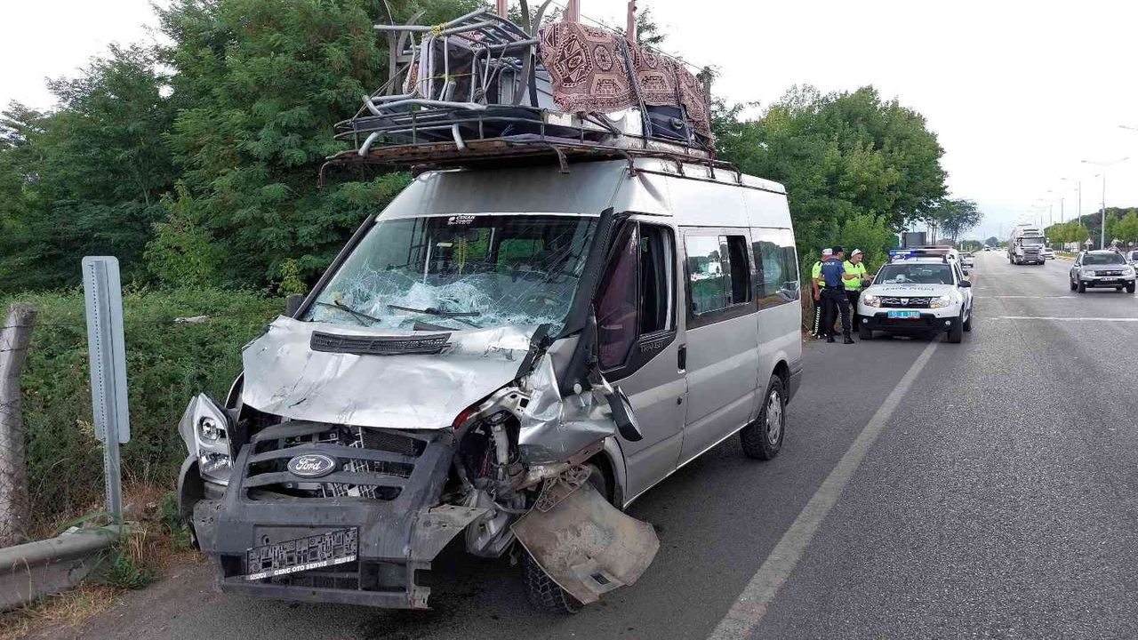 Fındık toplamaya giden ailelerin bulunduğu minibüs tırla çarpıştı: 14 yaralı