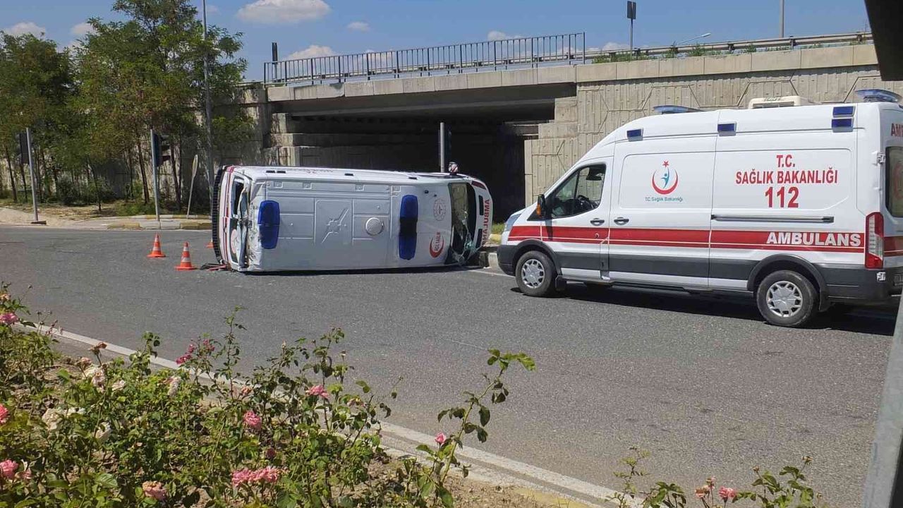 Hasta almaya giden ambulans kaza yaptı, sürücüsü yaralandı