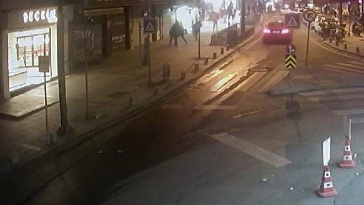 İstanbul’da dehşet anları kamerada: Tartıştığı genci sırtından bıçaklayıp restorana sığındı