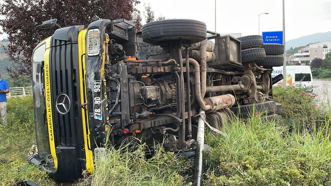 Karabük'te kamyonla otomobilin çarpıştığı kazada 6 kişi yaralandı